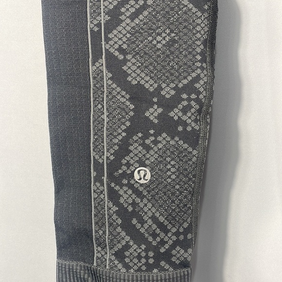Lululemon, Ebb to street,Size 2 Grey, seamless Snake print leggings, compression - Picture 5 of 7